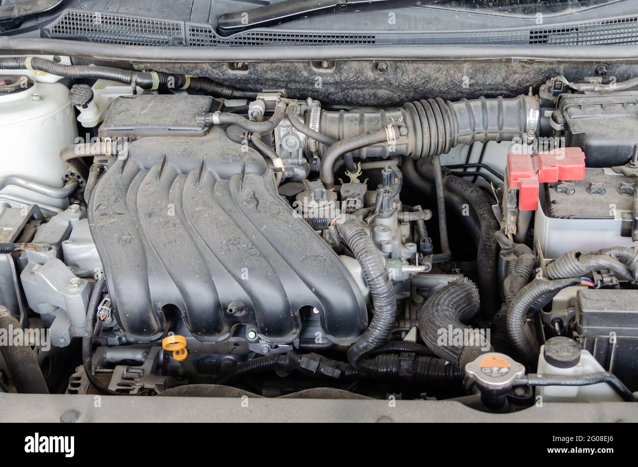 il motore dell'automobile è parti auto sporche del motore, accumulazione della polvere. Componenti automobilistici polverosi. Foto Stock