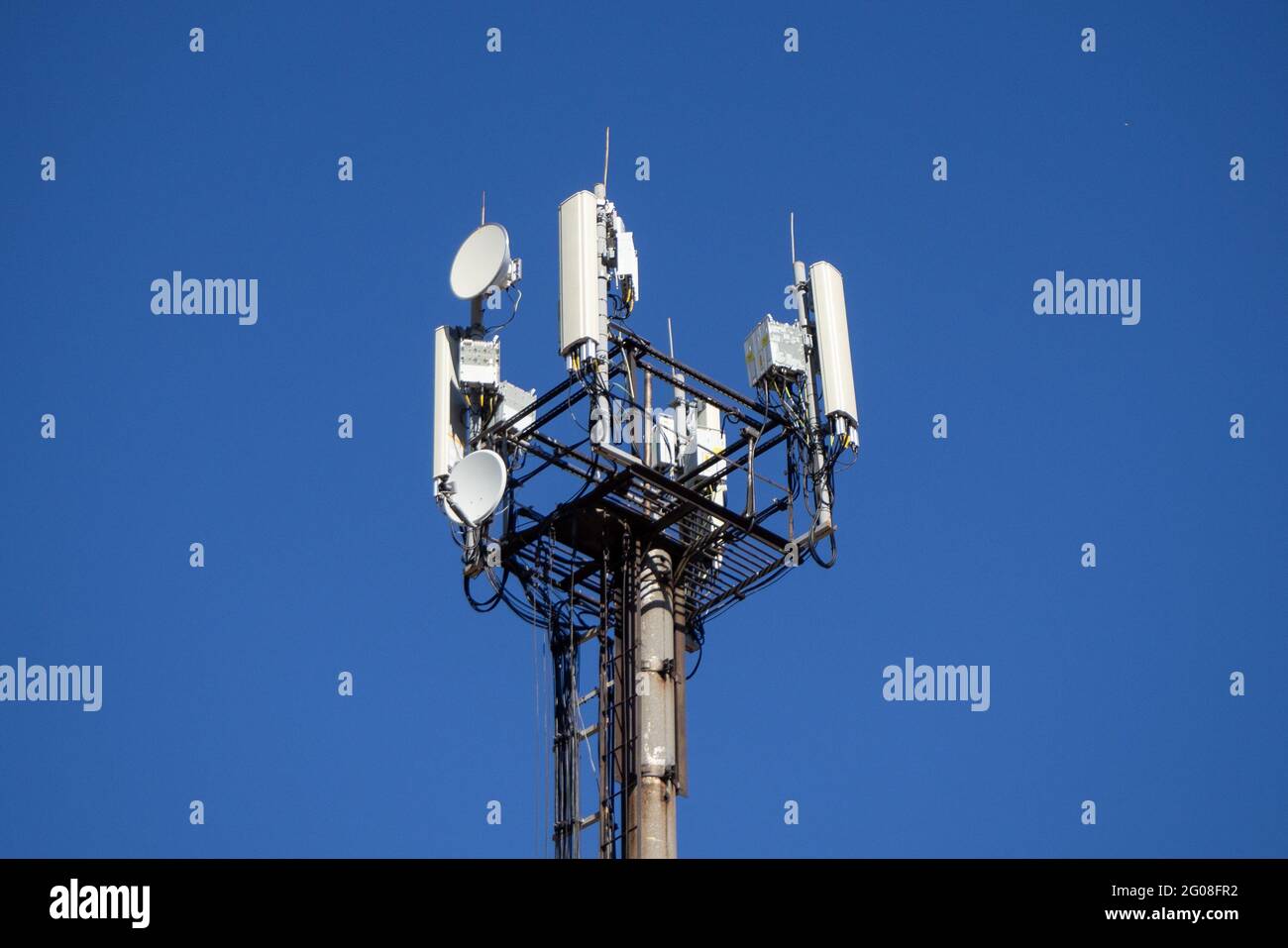 Torre per telecomunicazioni di telefoni cellulari. Ripetitore. Contro il cielo blu. Primo piano. Foto Stock