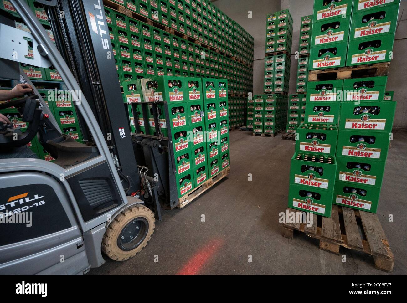 Geislingen an Der Steige, Germania. 28 maggio 2021. Un dipendente della  Kaiser Brauerei GmbH, guida un pallet di birra su un carrello elevatore.  Sei panetterie della regione intorno a Geislingen an der