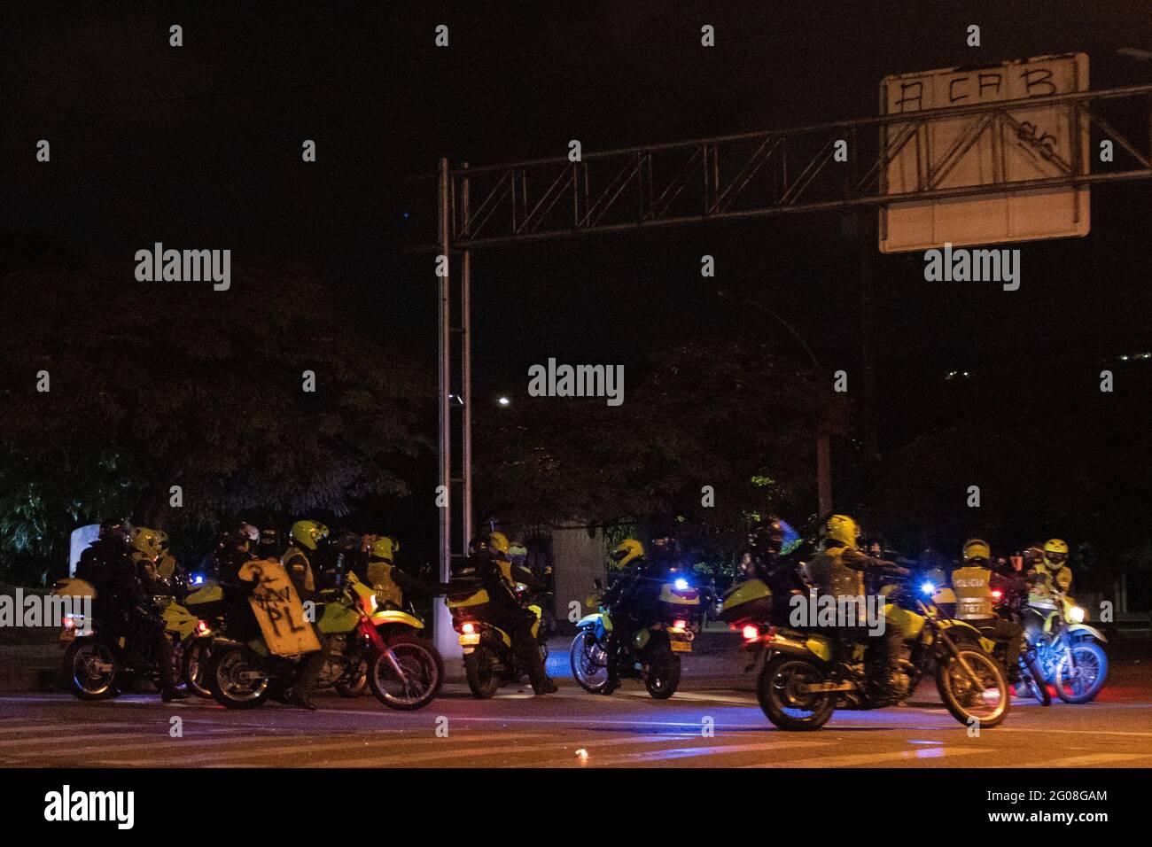 Medellin, Colombia il 31 maggio 2021. La polizia in rivolta della Colombia arriva in mottocicli alla protesta come un gruppo di manifestanti incappucciati scontri con la polizia colombiana in rivolta (ESMAD) a Medellin, Colombia durante le proteste contro il governo contro la riforma fiscale e sanitaria del Presidente Ivan Duque e la brutalità e i disordini della polizia che lasciano almeno 70 morti nel mese scorso, a Medellin, Colombia, il 31 maggio 2021. Foto Stock