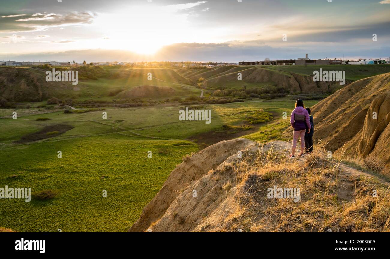 Medicine Hat Alberta Canada, maggio 14 2021: Due bambini guardano un tramonto su sette persone Coulee mentre in vacanza in una città canadese. Foto Stock