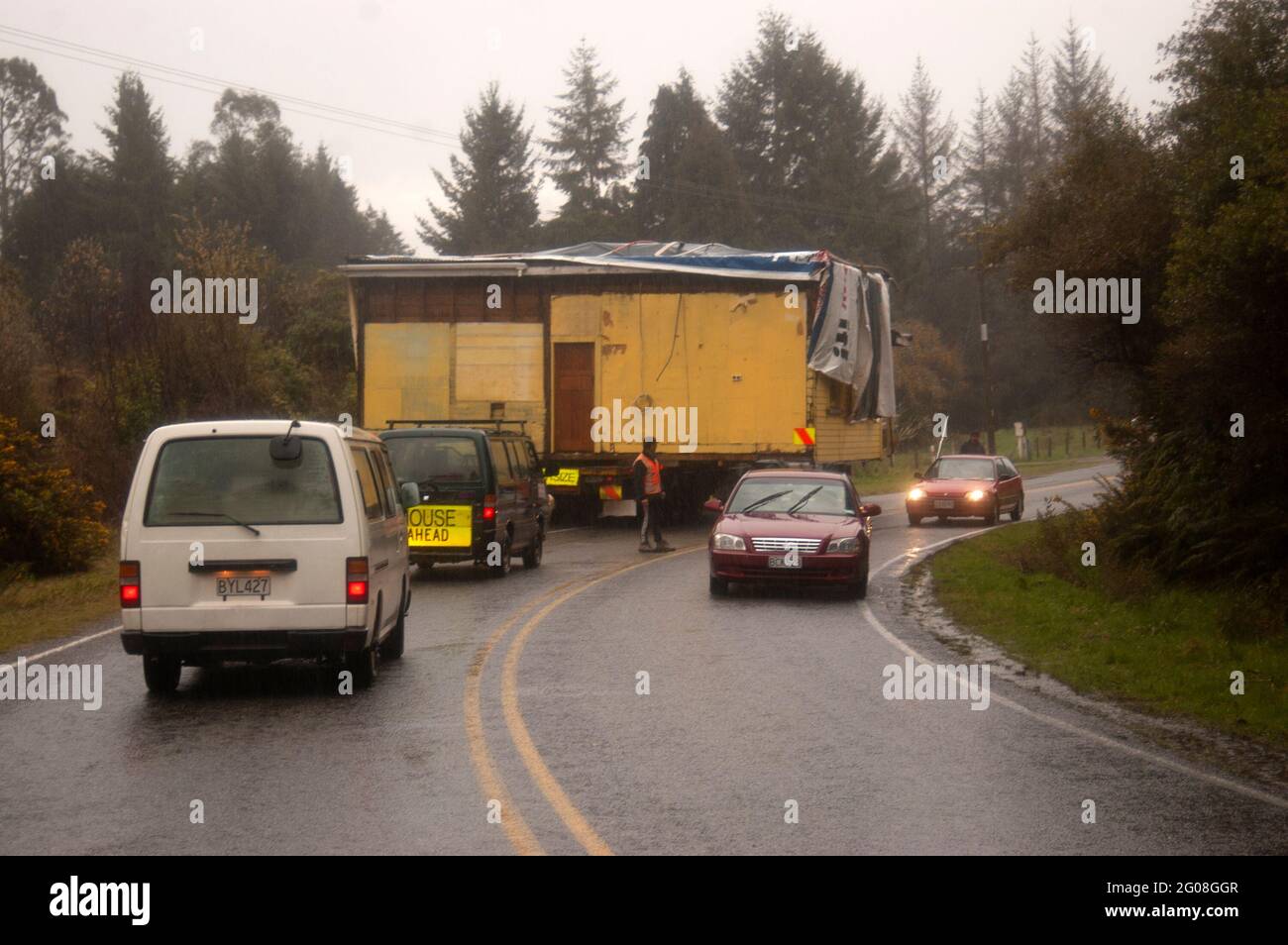 CHRISTCHURCH, NUOVA ZELANDA, 8 SETTEMBRE 2008: Una casa di rimozione rallenta il traffico in una giornata piovosa vicino a Christchurch, Nuova Zelanda Foto Stock