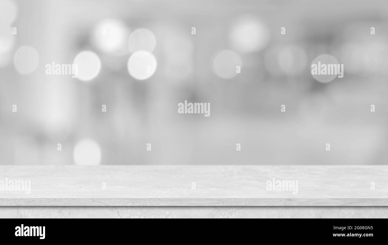 Cemento bianco da tavolo prospettiva, contatore, scrivania su sfondo chiaro bokeh sfocato, per l'esposizione di prodotti, mockup, montaggio, modello. Foto Stock