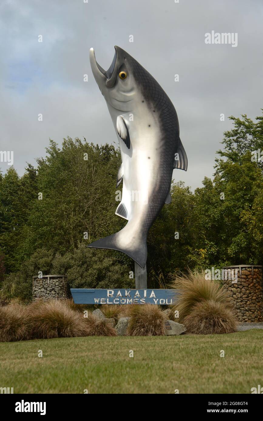 L'iconica statua della trota a Rakaia, Nuova Zelanda, accoglie i pescatori nel vicino fiume Rakaia Foto Stock