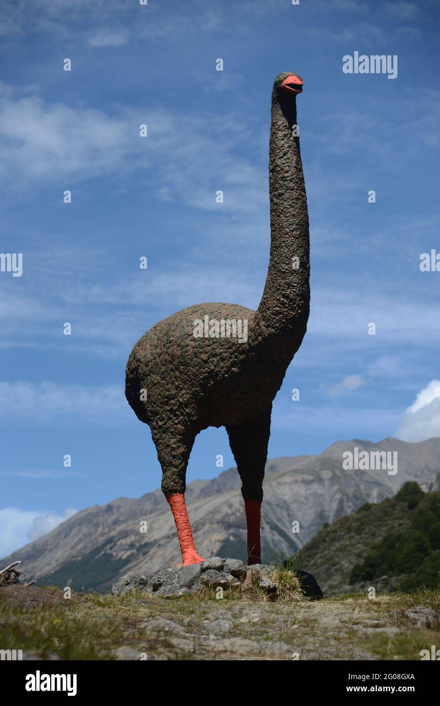 L'iconica statua di moa a Bealey, Nuova Zelanda, accoglie i visitatori della costa occidentale dell'isola meridionale. La statua è stata eretta in memoria di un recente si Foto Stock