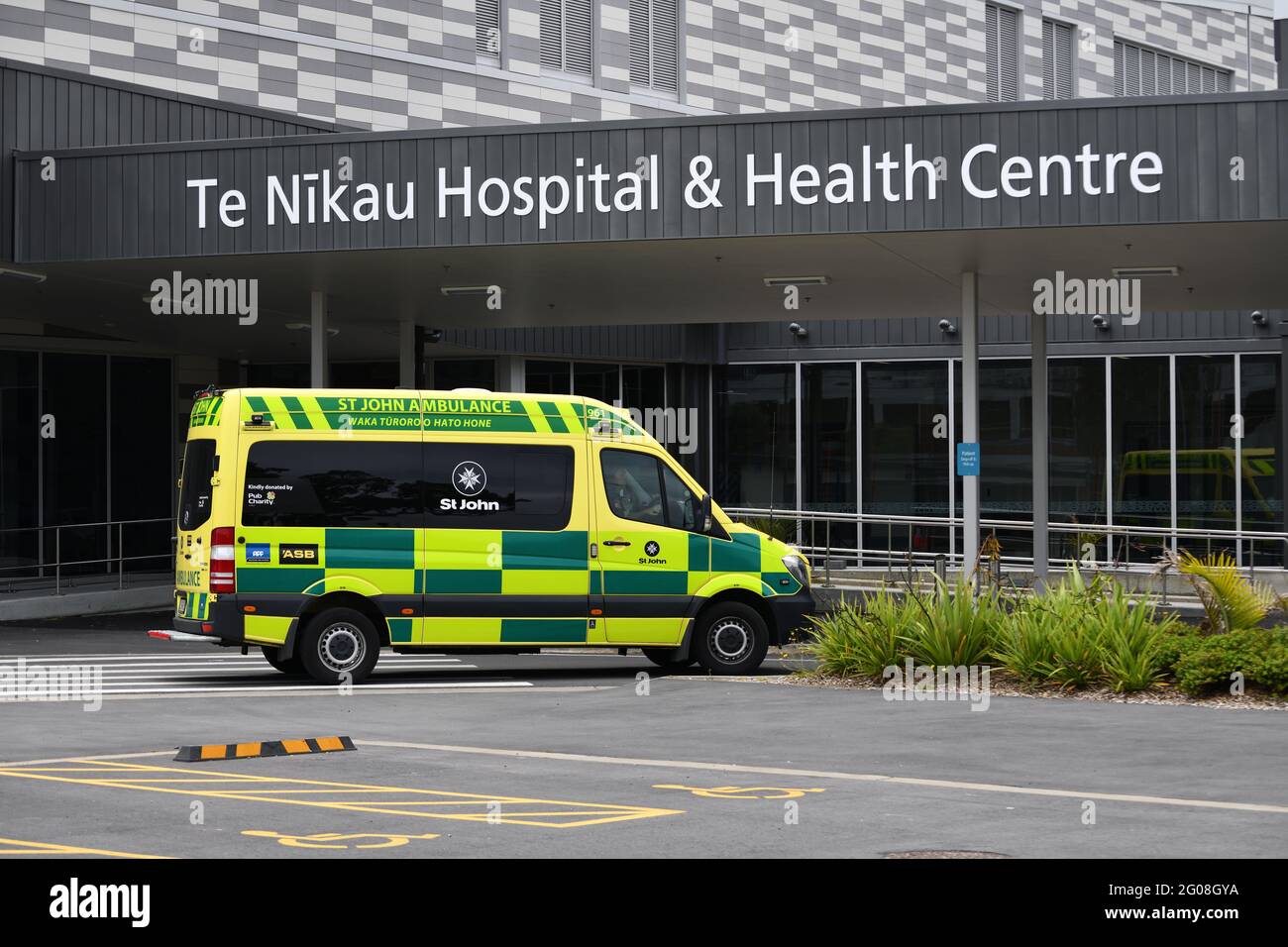 GREYMOUTH, NUOVA ZELANDA, 7 gennaio 2021: Un'ambulanza passa davanti all'ingresso del nuovo ospedale e centro sanitario te Nikau di Greymouth, N. Foto Stock