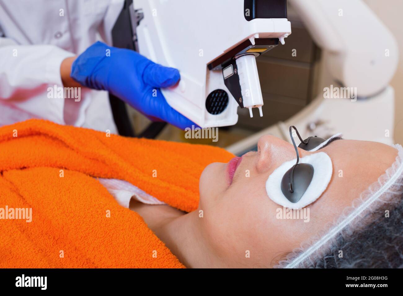 Donna rimuovere i peli dalla faccia con laser Foto Stock