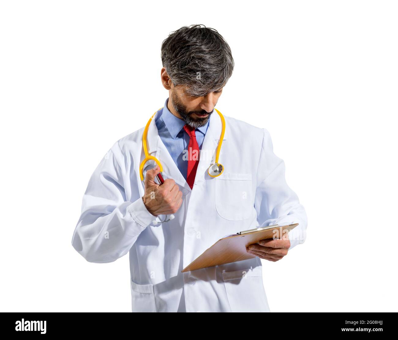 Medico in camice bianco di laboratorio e stetoscopio in piedi consultando le cartelle dei pazienti o le note su una clipboard portatile con un'espressione seria assorchiata iso Foto Stock