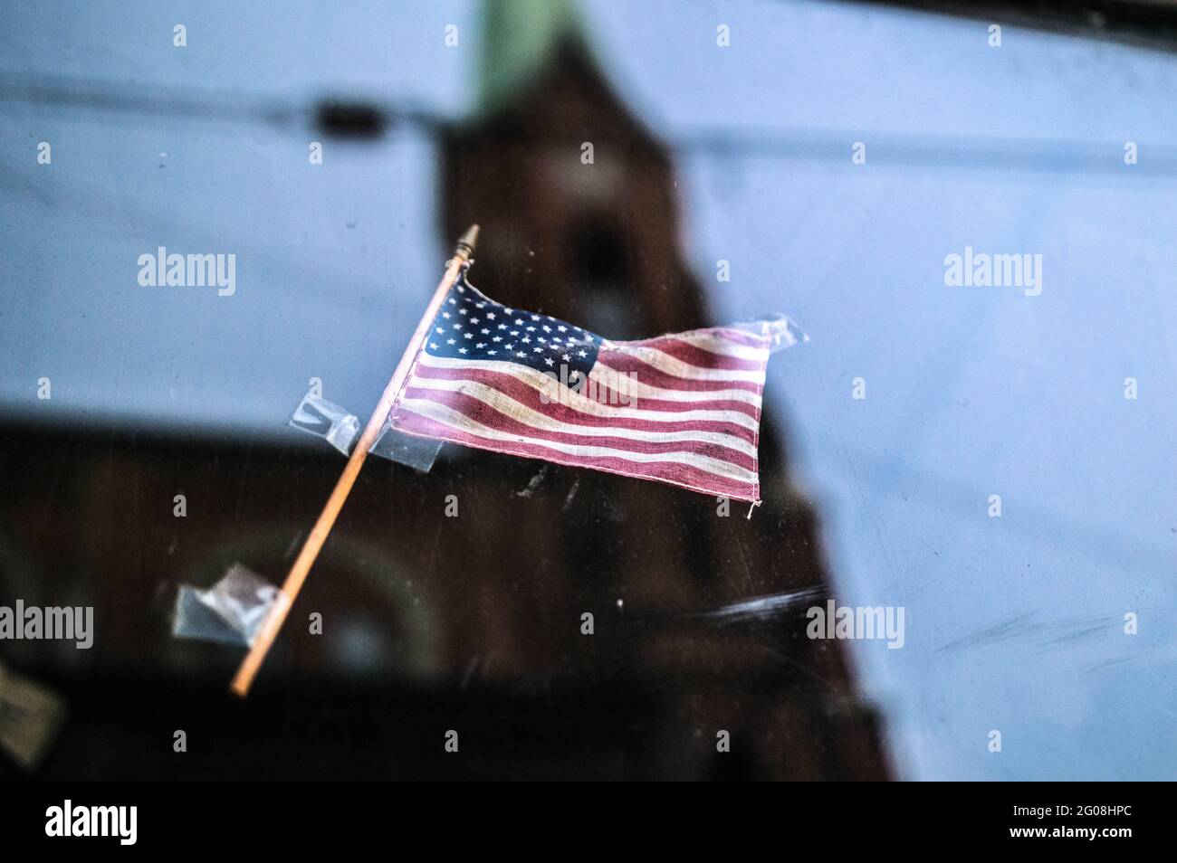 Piccola bandiera americana fissata su una finestra Foto Stock