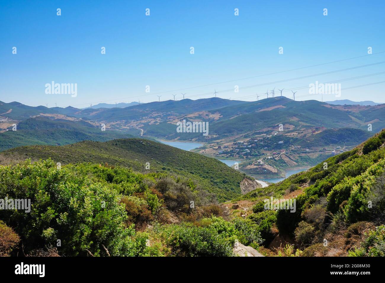 Paesaggio panoramico di catene montuose con un fiume che scorre sotto di esso Foto Stock
