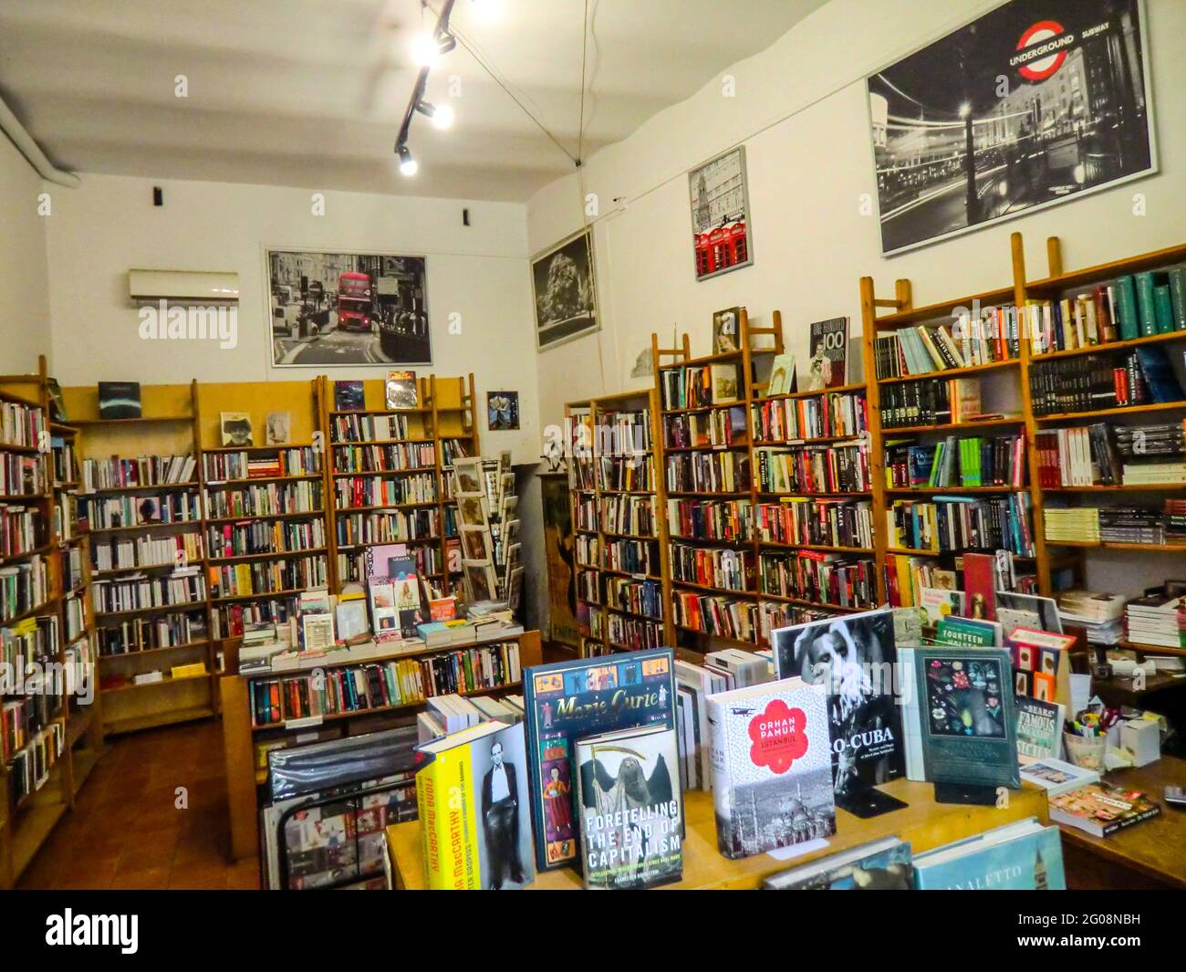 Vista interna di una libreria in accoglienti strade antiche a Trastevere  nel maggio 2021, Roma, Italia. Quartiere Trastevere di Roma, sulla sponda  occidentale del Tevere Foto stock - Alamy