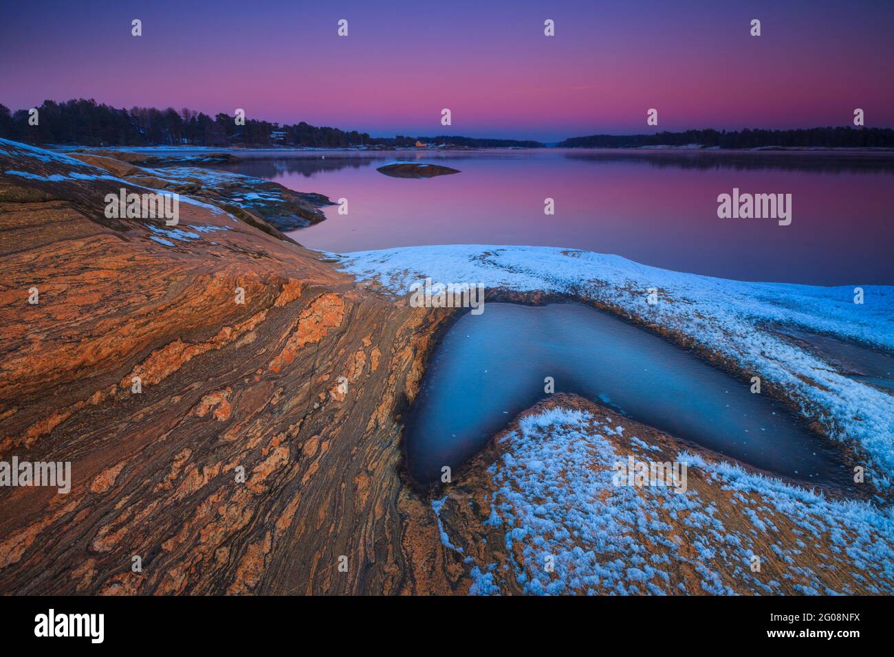 Belle formazioni rocciose e colorati cieli invernali serali al forno vicino al Oslofjord, Råde kommune, Østfold, Norvegia, Scandinavia. Foto Stock
