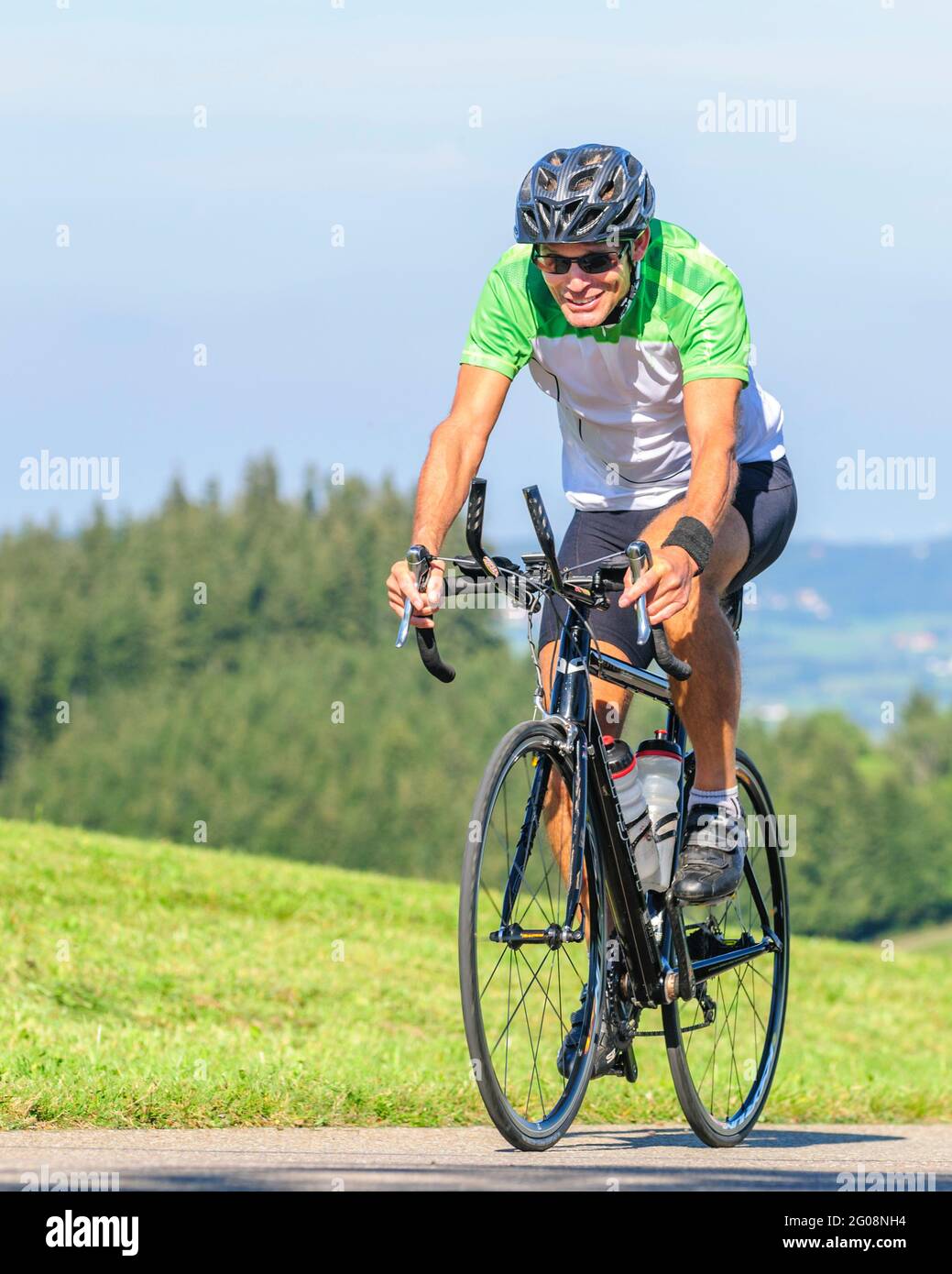 Uomo che fa un tour in bicicletta in bici da corsa in un pomeriggio  soleggiato a Allgäu bavarese Foto stock - Alamy