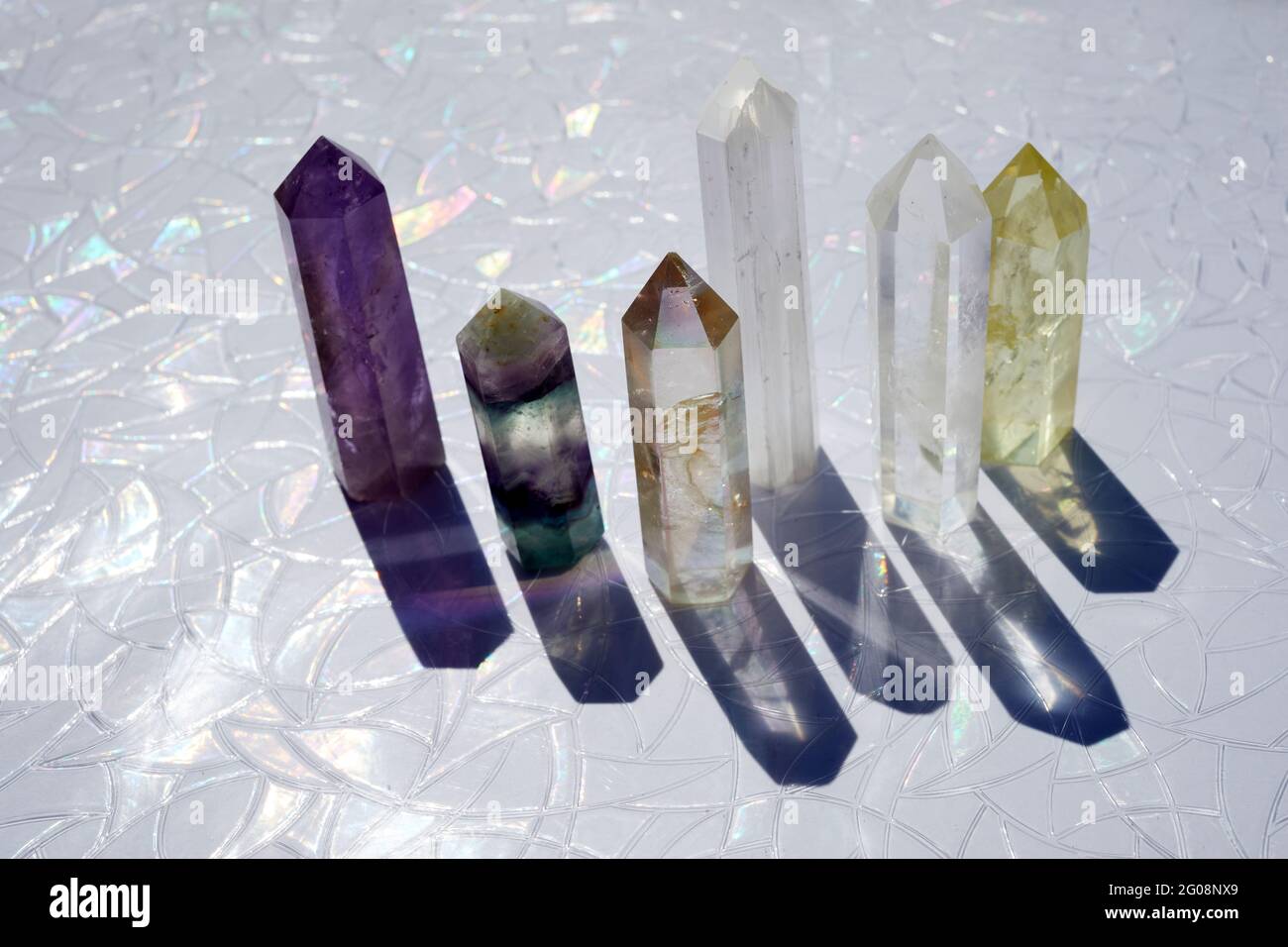 pietre di quarzo cristallon sfondo chiaro. Gemme per il relax, rituale di cristallo, Witchcraft. Foto Stock