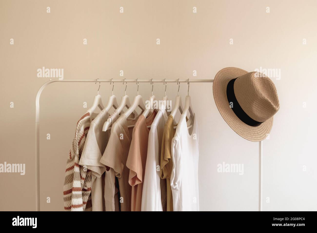 Rack con eleganti abiti estivi da donna. Concept per negozi, bellezza, moda. Foto Stock