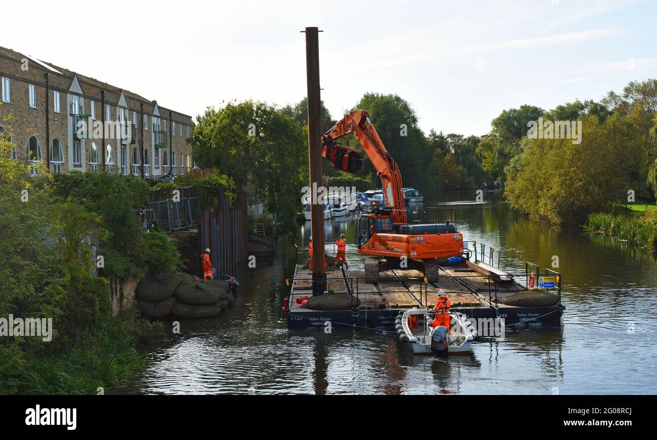 Riparazioni sulla riva del fiume Great Ouse a St Neots Cambridgeshire Attrezzature su floati Foto Stock