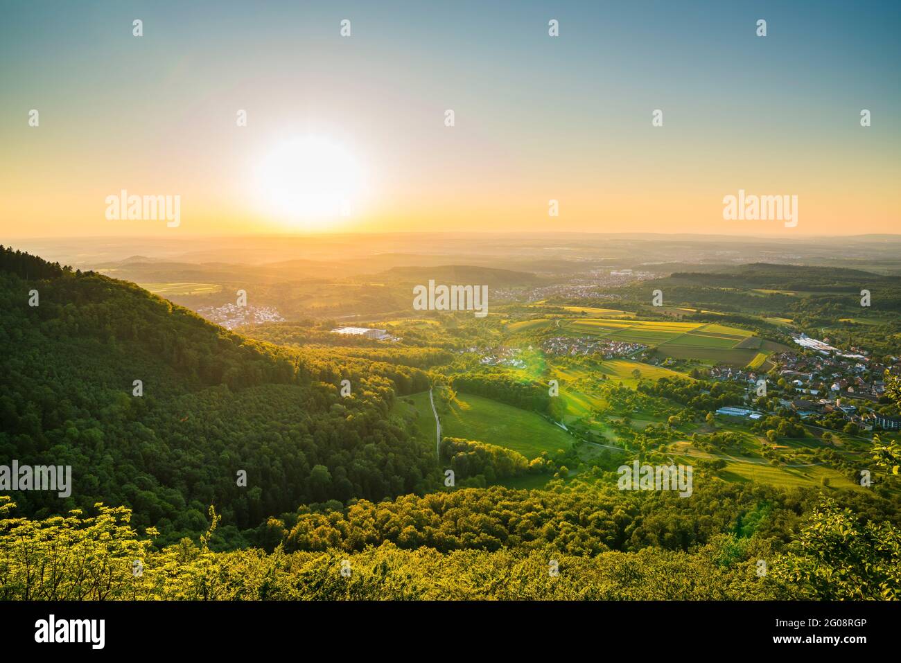 Germania, l'atmosfera del tramonto su montagne infinite e il verde paesaggio di alb sveva paesaggio naturale, vista aerea da sopra la città di beuren Foto Stock