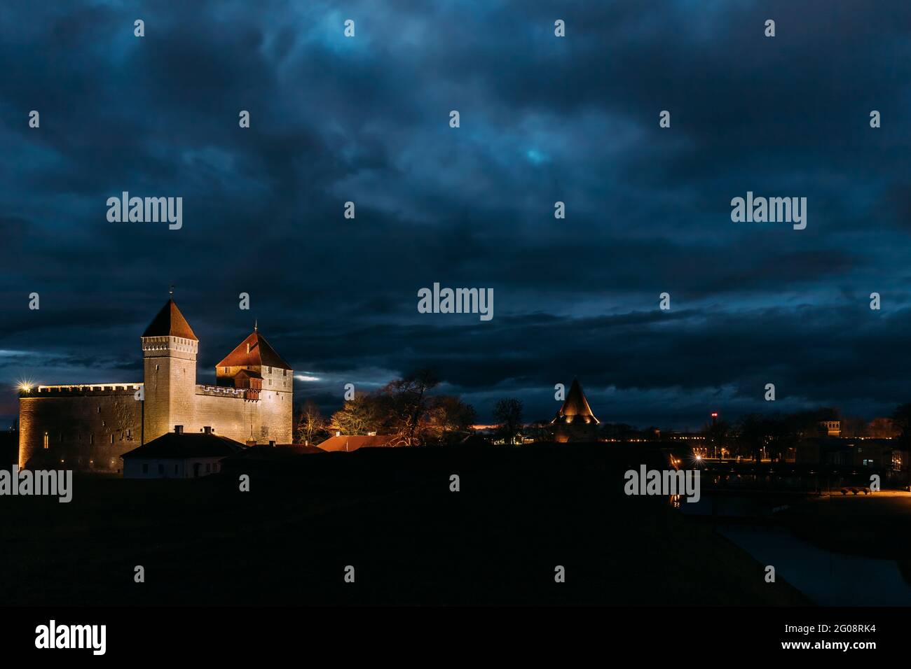 Kuressaare, Isola di Saaremaa, Estonia. Castello episcopale di notte. Architettura medievale tradizionale, famoso punto di riferimento per le attrazioni. Torre Vecchia. Foto Stock