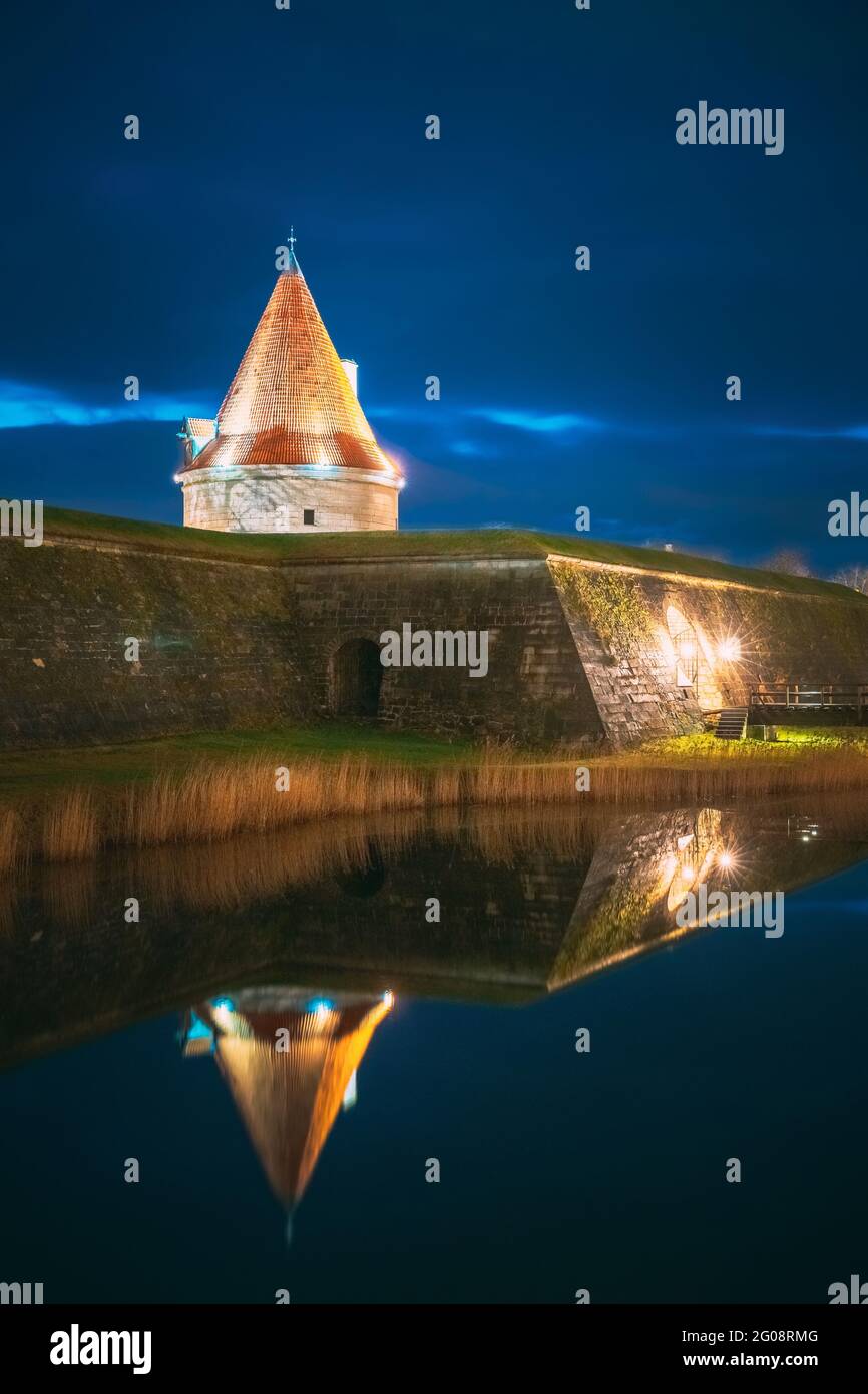 Kuressaare, Isola di Saaremaa, Estonia. Castello episcopale in serata Blue Hour Night. Architettura medievale tradizionale, famoso punto di riferimento per le attrazioni. Vecchio Foto Stock