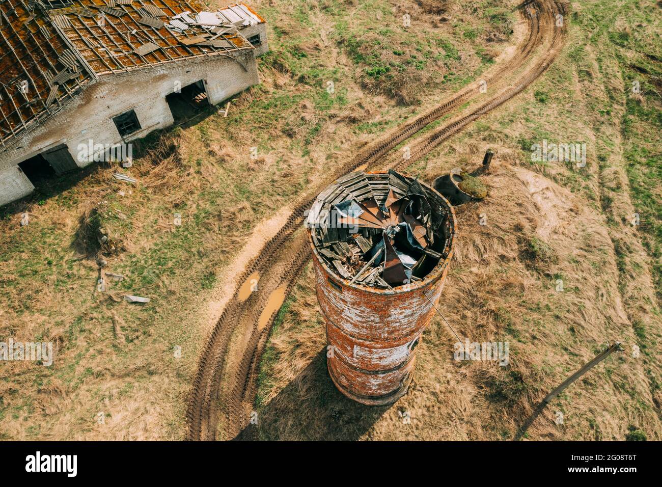 Bielorussia. Vista aerea della torre abbandonata acqua in rovina vicino a Farm in Chernobyl zona. Chornobyl catastrofe disastri. La Camera in Bielorussia è dilapida Foto Stock