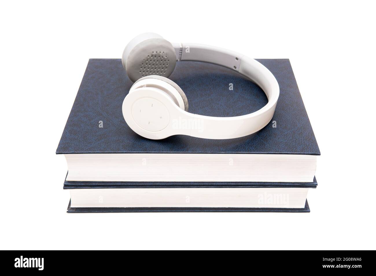 Due libri spessi con cuffie wireless sulla parte superiore isolati su bianco. Concetto di apprendimento a distanza. Foto Stock
