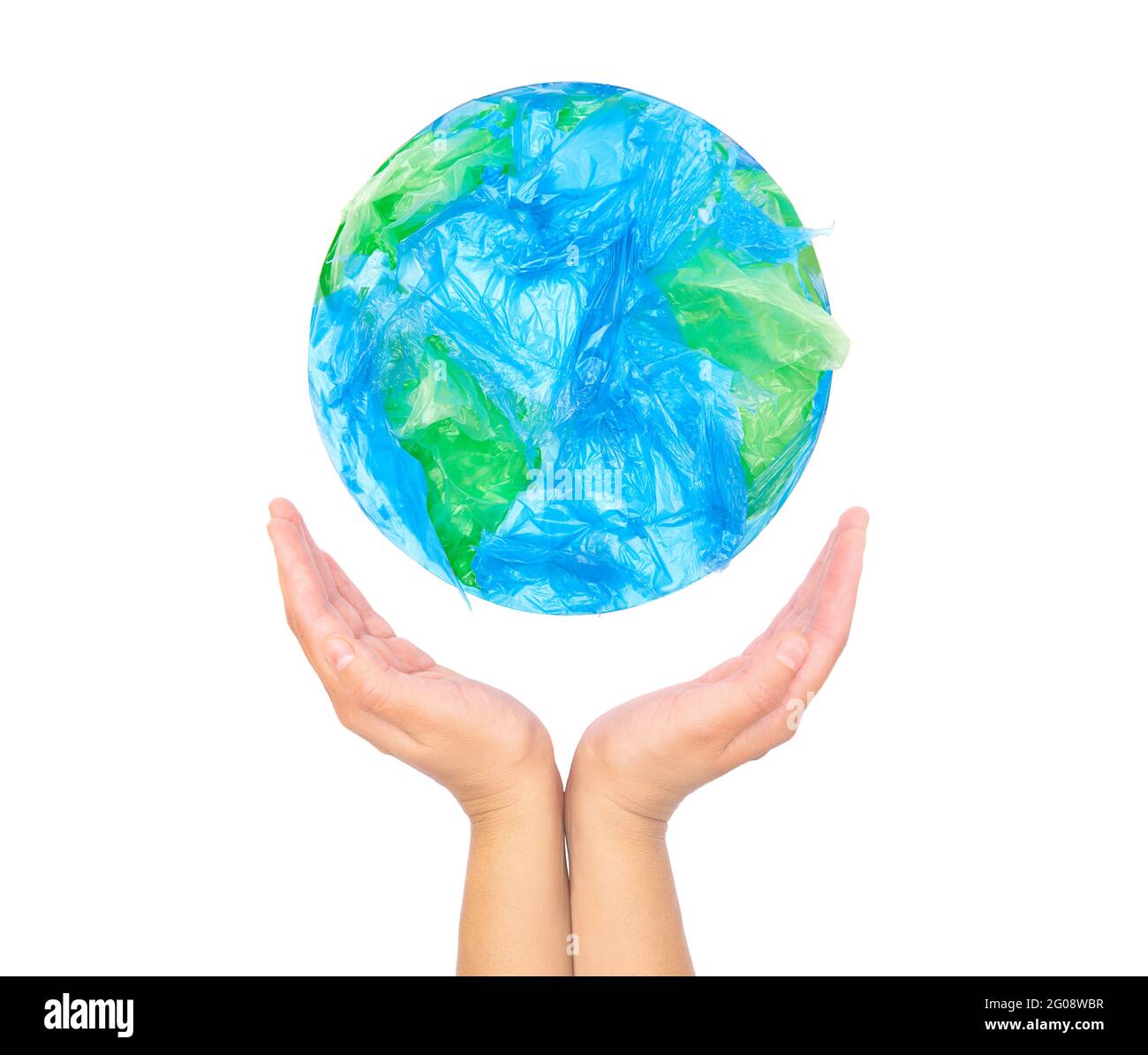 Mani umane che tengono un globo fatto di verde e blu sacchetti di plastica isolati su bianco. Il concetto di salvare il pianeta. Foto Stock