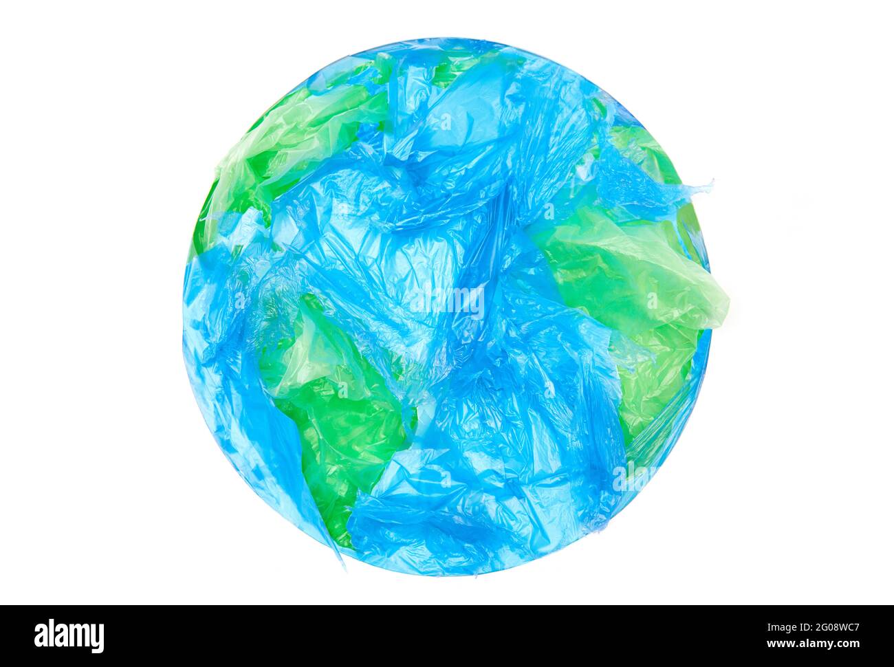 Globo terrestre in sacchetti di plastica verdi e blu. Concetto di inquinamento plastico. Foto Stock
