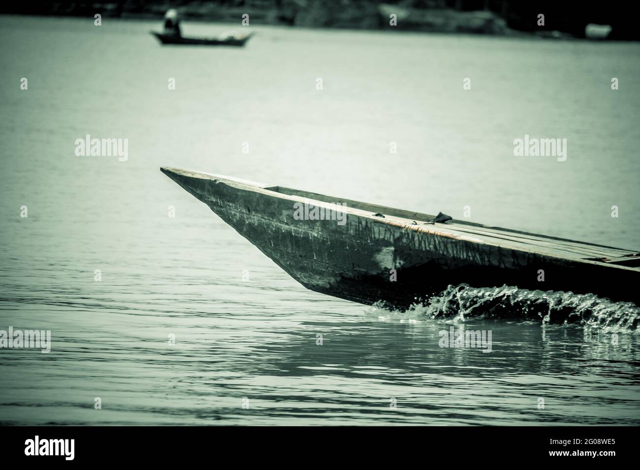 Vecchia barca di tronchi sul fiume. Foto Stock