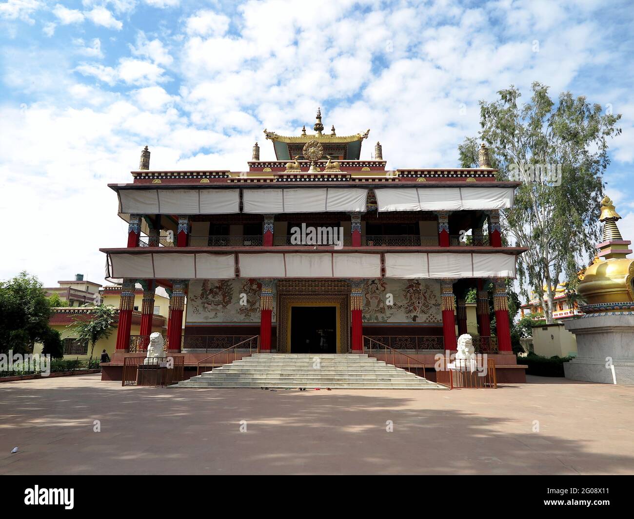 Ingresso al Tempio Karma Dhargye Chokhor Ling, uno dei molti monasteri costruiti da comunità buddiste straniere che punteggiano la città di Bodhgaya, Bihar, India Foto Stock