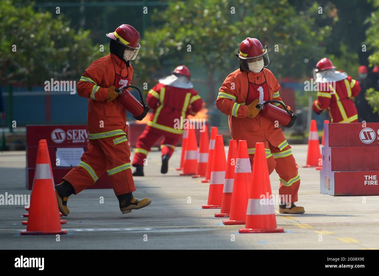 Giacarta, Indonesia. 2 Giugno 2021. I vigili del fuoco si sfidano durante il concorso Fire Safety Challenge 2021 presso la sede centrale dei vigili del fuoco di Giacarta, Indonesia, il 2 giugno 2021. Credit: Zulkarnain/Xinhua/Alamy Live News Foto Stock