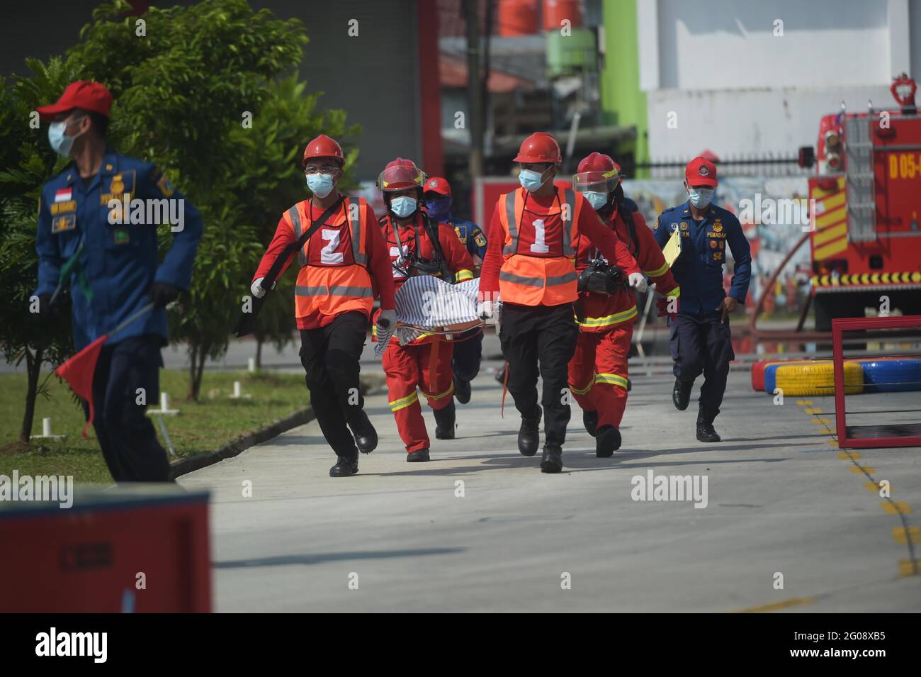 Giacarta, Indonesia. 2 Giugno 2021. I vigili del fuoco si sfidano durante il concorso Fire Safety Challenge 2021 presso la sede centrale dei vigili del fuoco di Giacarta, Indonesia, il 2 giugno 2021. Credit: Zulkarnain/Xinhua/Alamy Live News Foto Stock