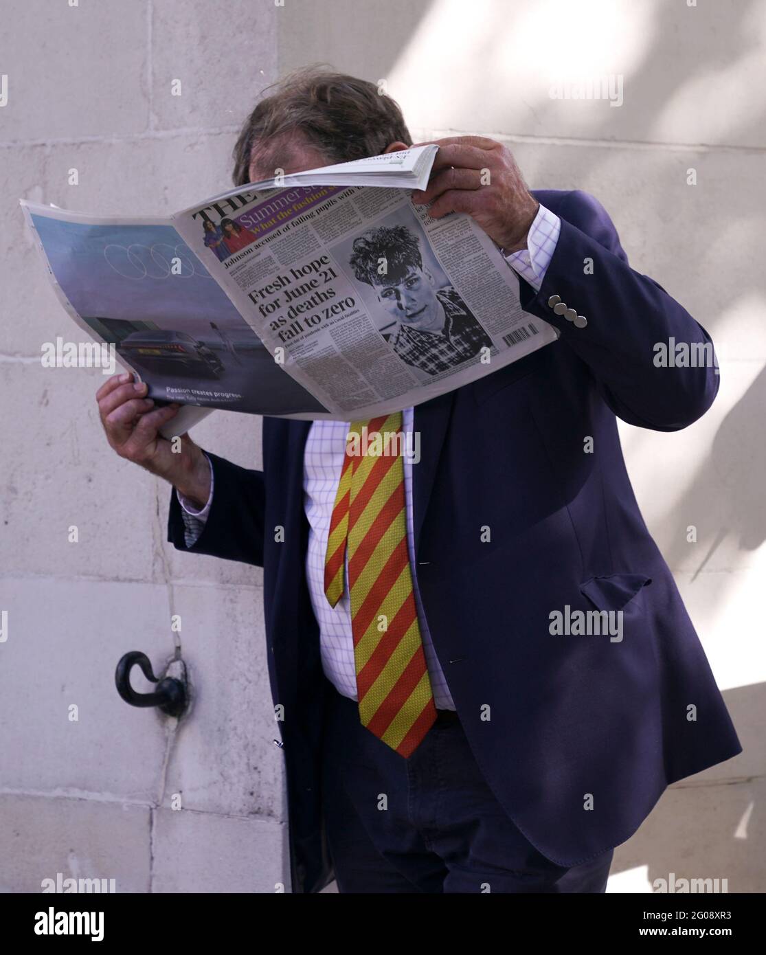 Un membro MCC si accoda fuori terra prima del primo giorno della partita LV= Insurance Test a Lord's, Londra. Data immagine: Mercoledì 2 giugno 2021. Foto Stock