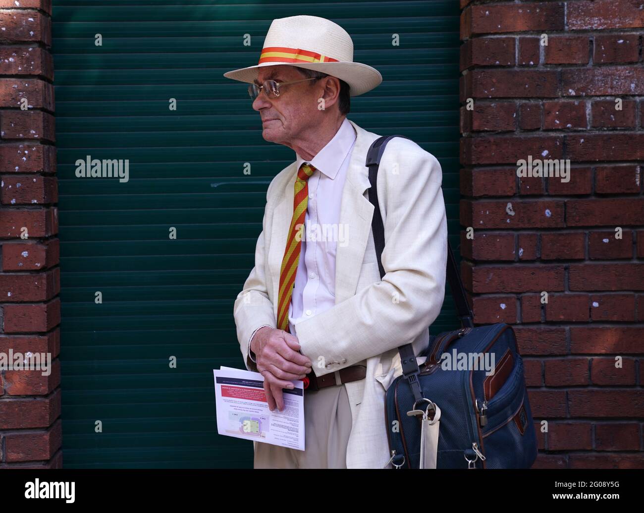 Un membro MCC si accoda fuori terra prima del primo giorno della partita LV= Insurance Test a Lord's, Londra. Data immagine: Mercoledì 2 giugno 2021. Foto Stock