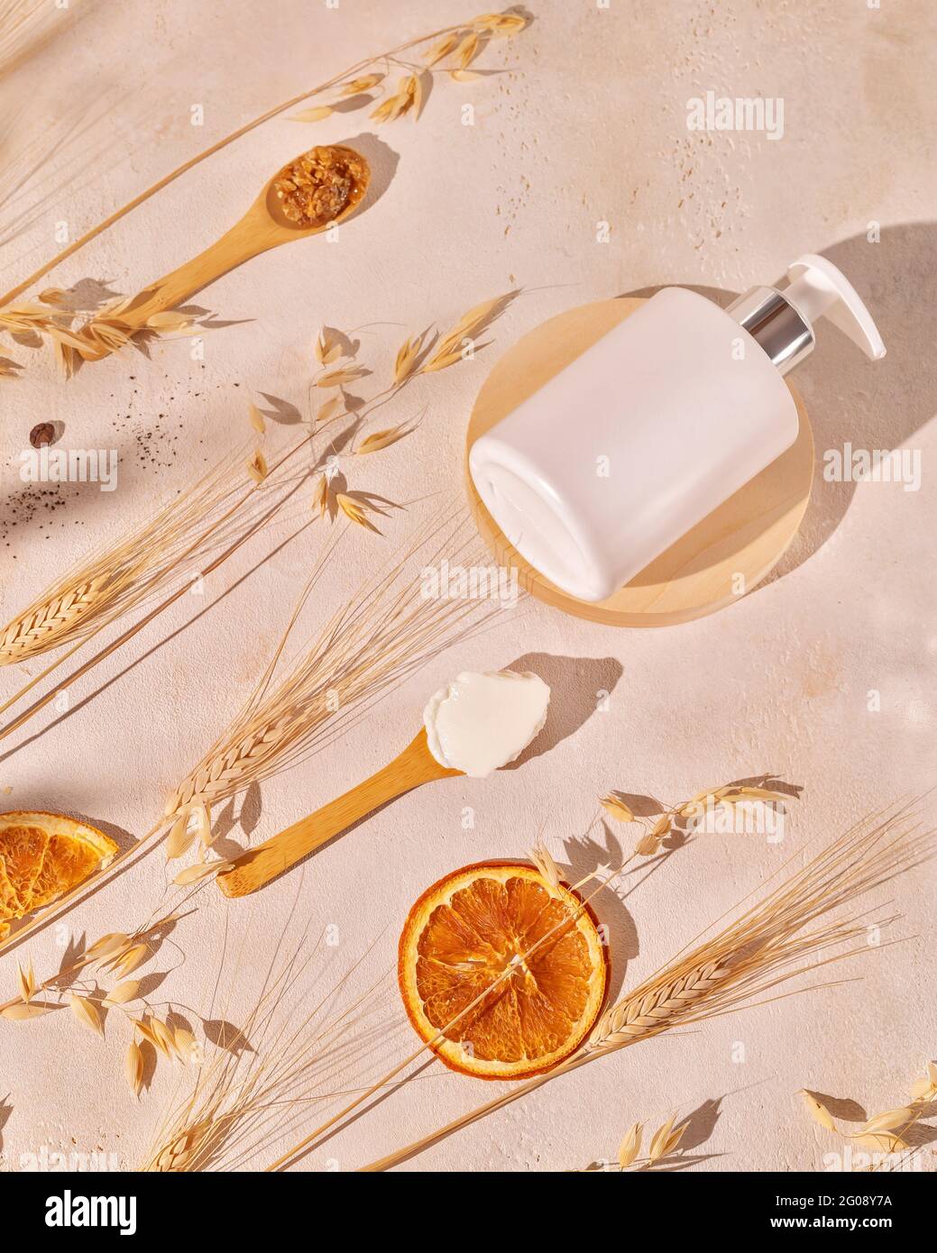 Prodotti di bellezza mock up di cosmetici a base di ingredienti biologici, naturali, cereali. Composizione verticale del centro termale con bottiglia cosmetica e cucchiai di legno Foto Stock