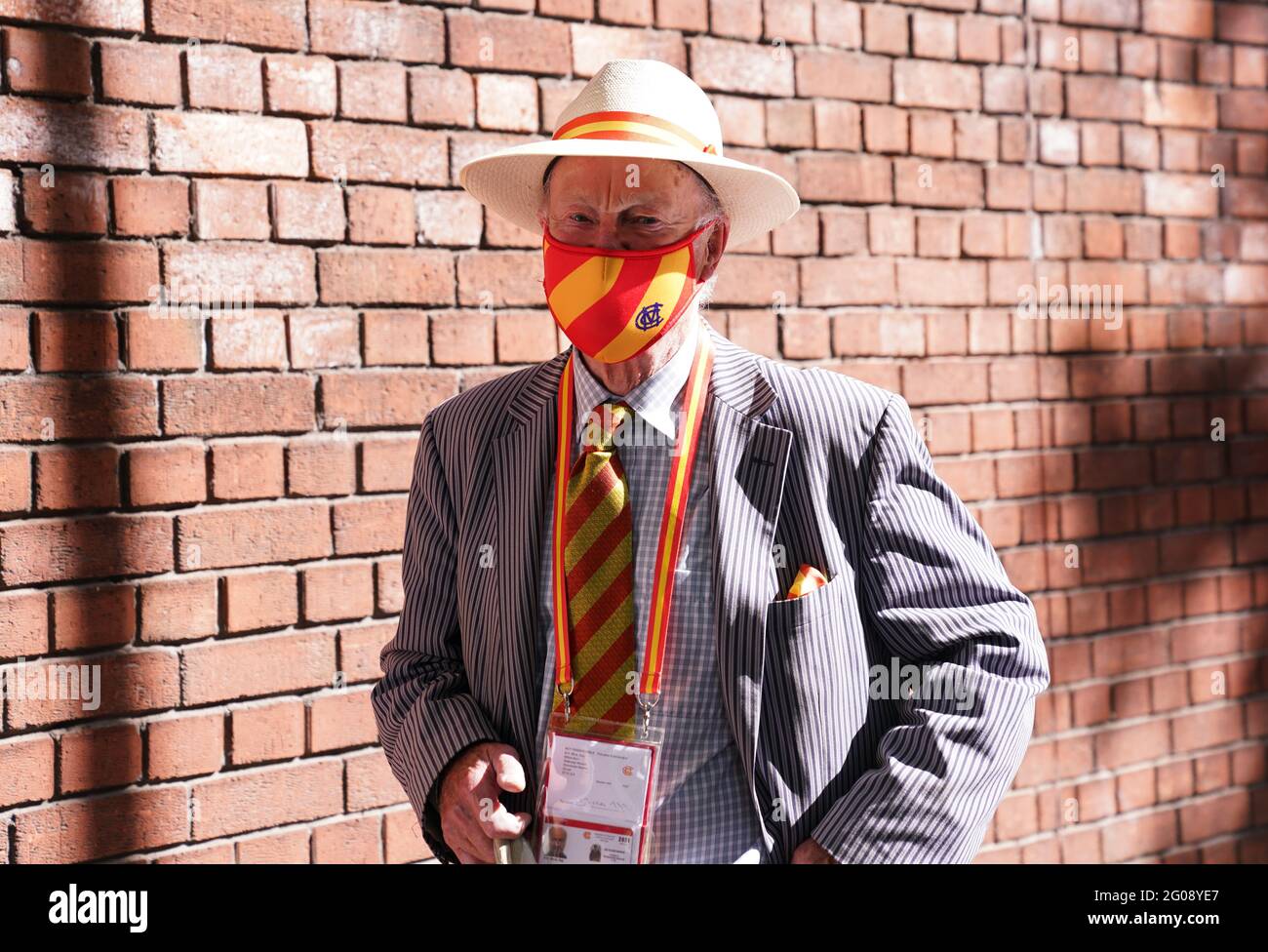 Un membro MCC si accoda fuori terra prima del primo giorno della partita LV= Insurance Test a Lord's, Londra. Data immagine: Mercoledì 2 giugno 2021. Foto Stock