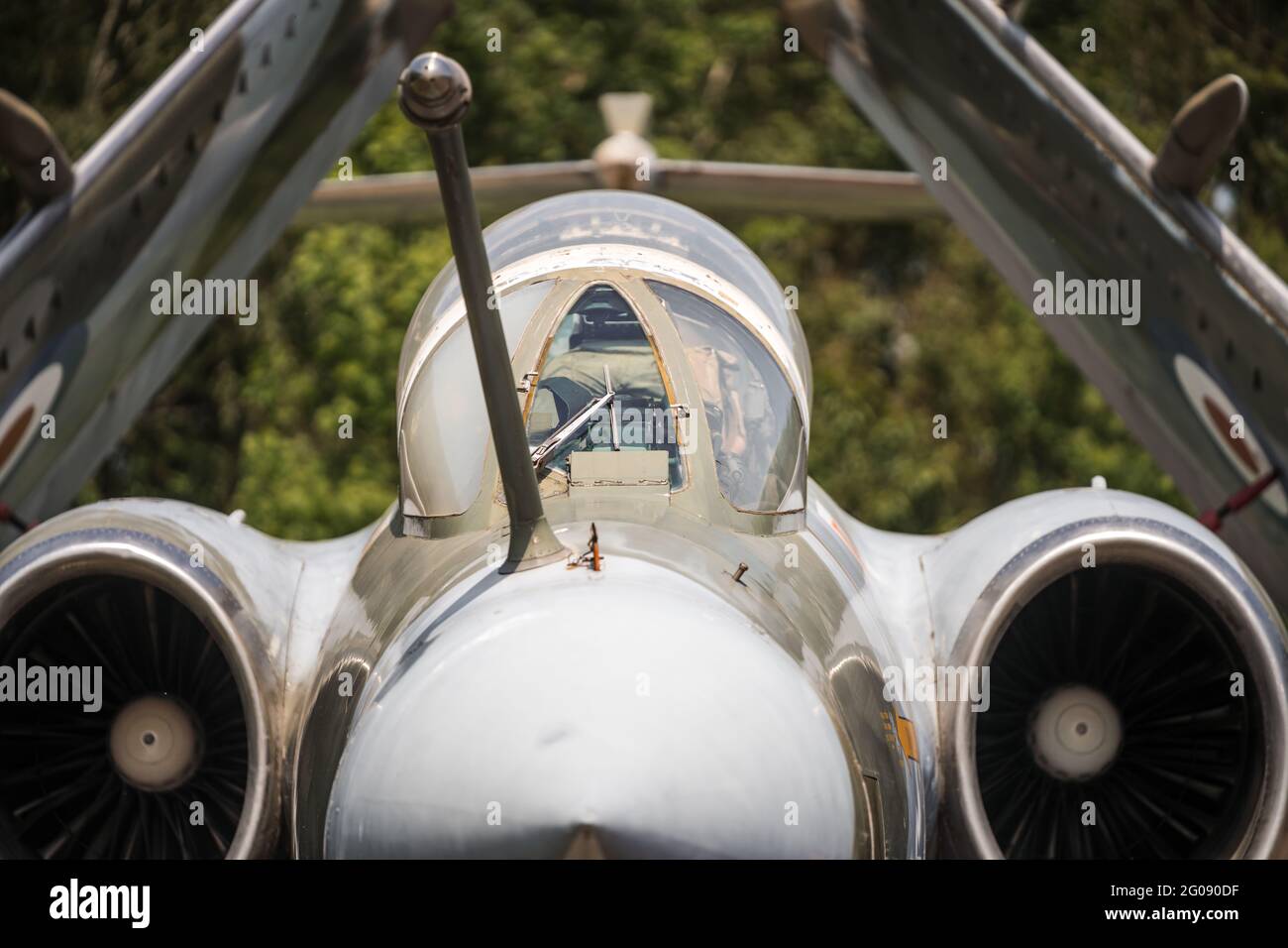 Abbandonato il vecchio jet da combattimento Buccaneer RAF dall'era della guerra fredda. Ali pieghevoli per l'uso su portaerei Focus posto di pilotaggio cockpit piloti con motori a getto Foto Stock