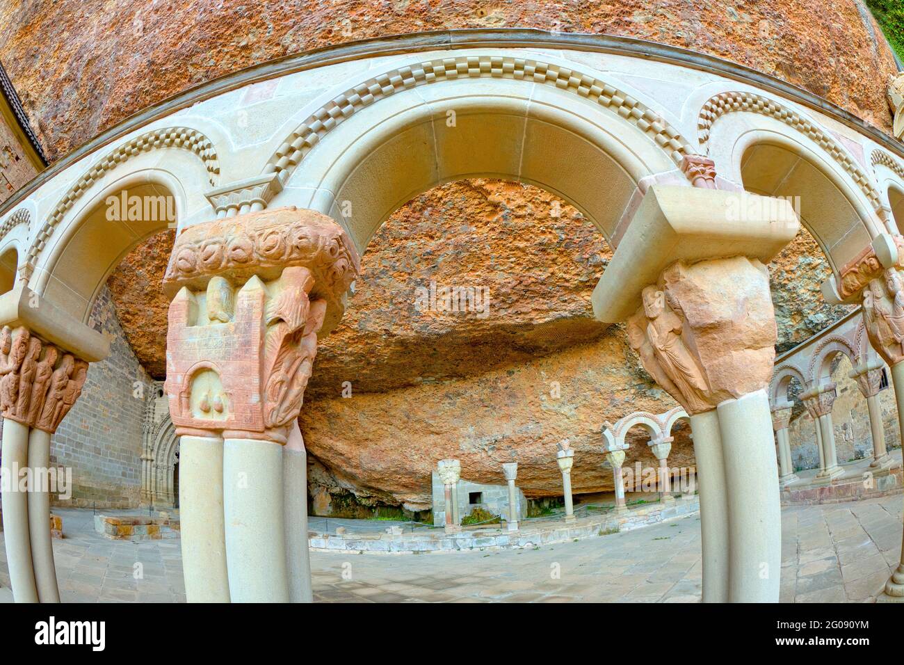 Chiostro, Monastero reale di San Juan de la Peña, 10-12 ° secolo in stile romanico, Spagna patrimonio nazionale, proprietà spagnola di Interes culturali Foto Stock