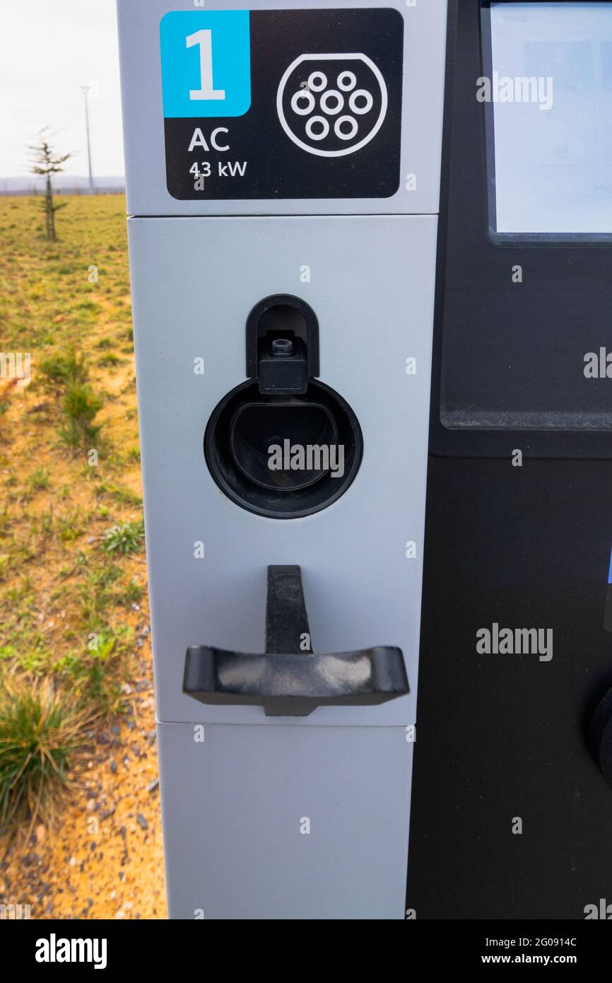 Hub del caricabatteria EV scollegato sulla stazione di ricarica EV in primo piano. Caricabatterie EV AC FAST. Stazione di ricarica per veicoli elettrici. Foto Stock
