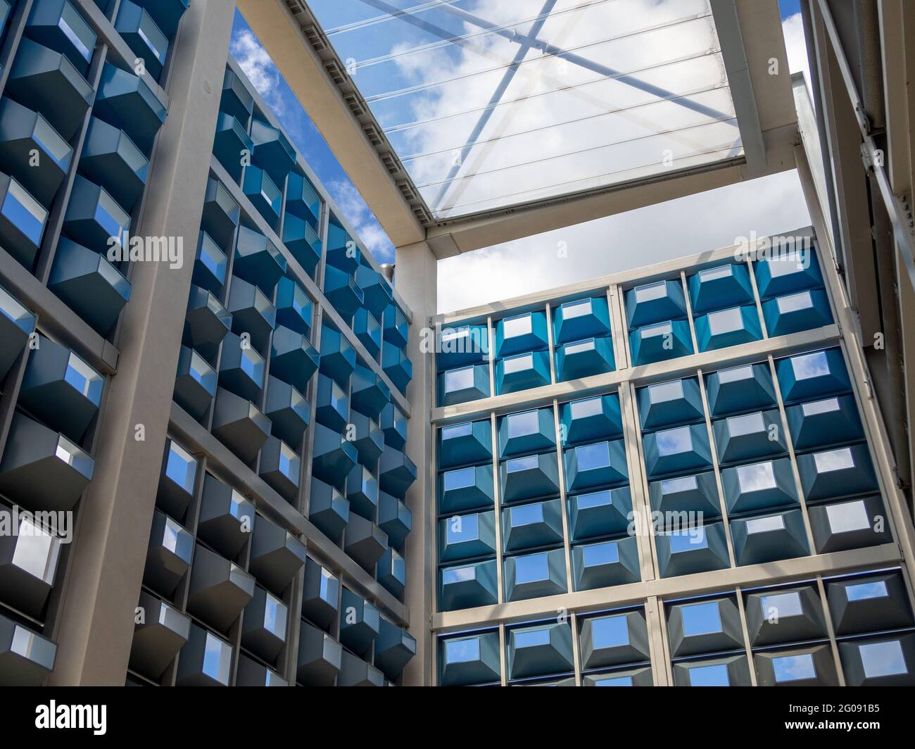 Architettura moderna, Milton Keynes, Regno Unito; design a griglia blu del parcheggio a più piani Centre MK. Foto Stock