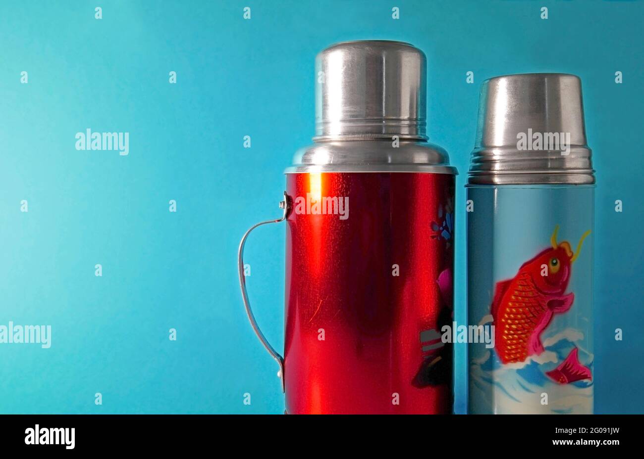 Bottiglie di termo cinesi su sfondo blu Foto Stock