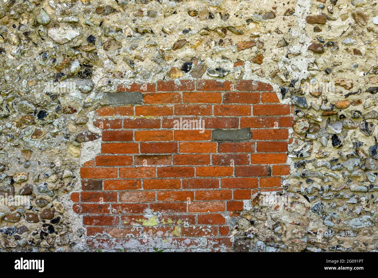 Sezione di muro, parte di mattone rosso e parte di selce a maglia Foto Stock