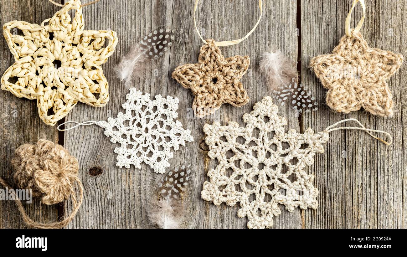 Sfondo in legno invernale o natalizio con stelle a crocchette e fiocchi di  neve. Decorazioni natalizie fatte a mano con materiali naturali. Vista  dall'alto, appartamento la Foto stock - Alamy