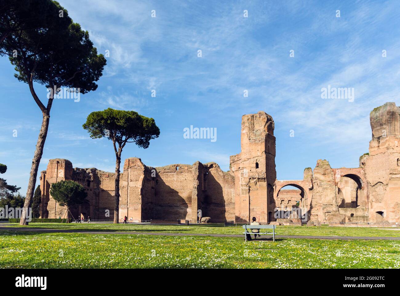 Roma, Italia. Terme di Caracalla, o Terme di Caracalla del III secolo d.C. Il centro storico di Roma è patrimonio dell'umanità dell'UNESCO. Foto Stock