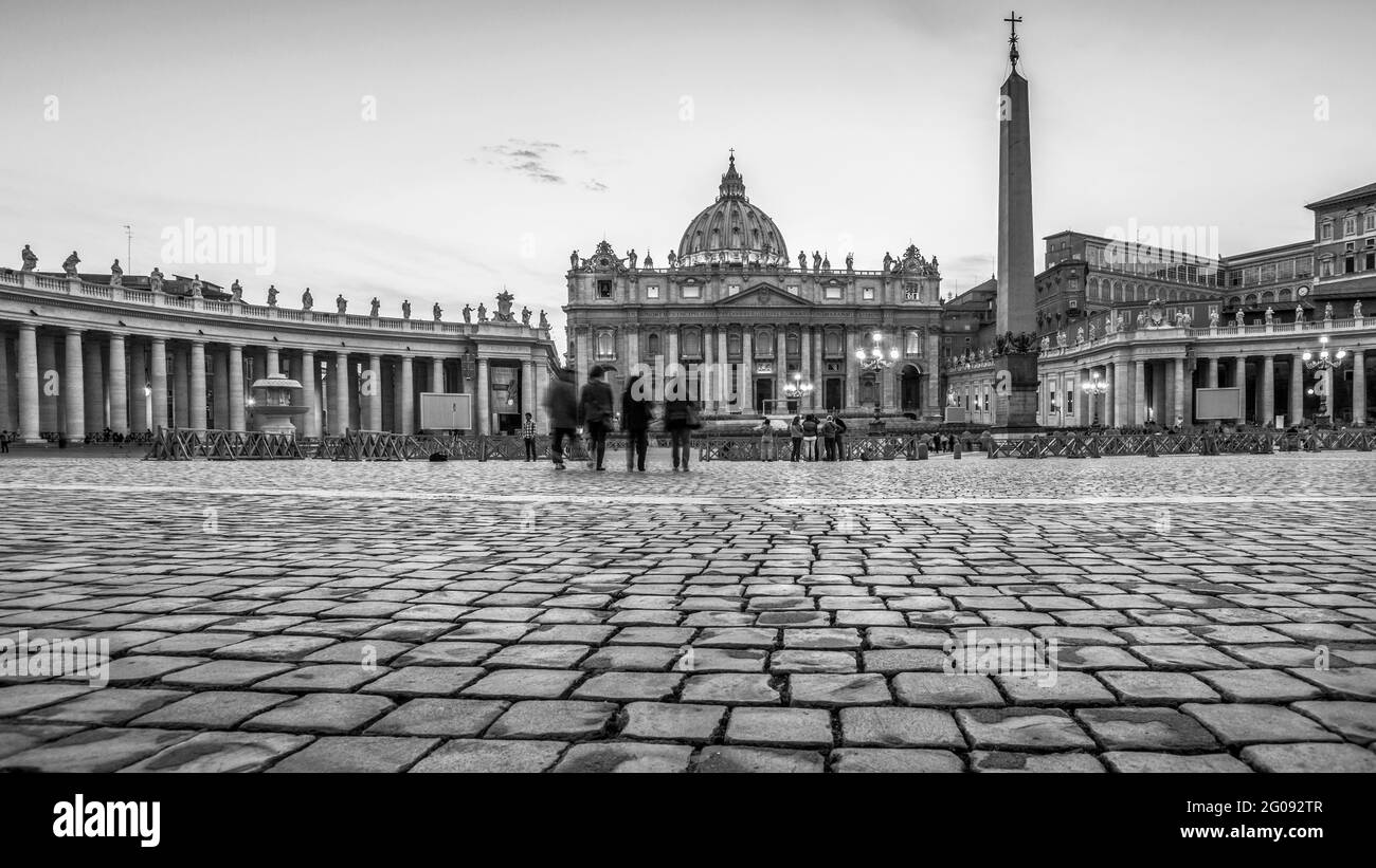 Roma, Italia. Basilica di San Pietro vista attraverso Piazza San Pietro. Il centro storico di Roma è patrimonio dell'umanità dell'UNESCO. Foto Stock