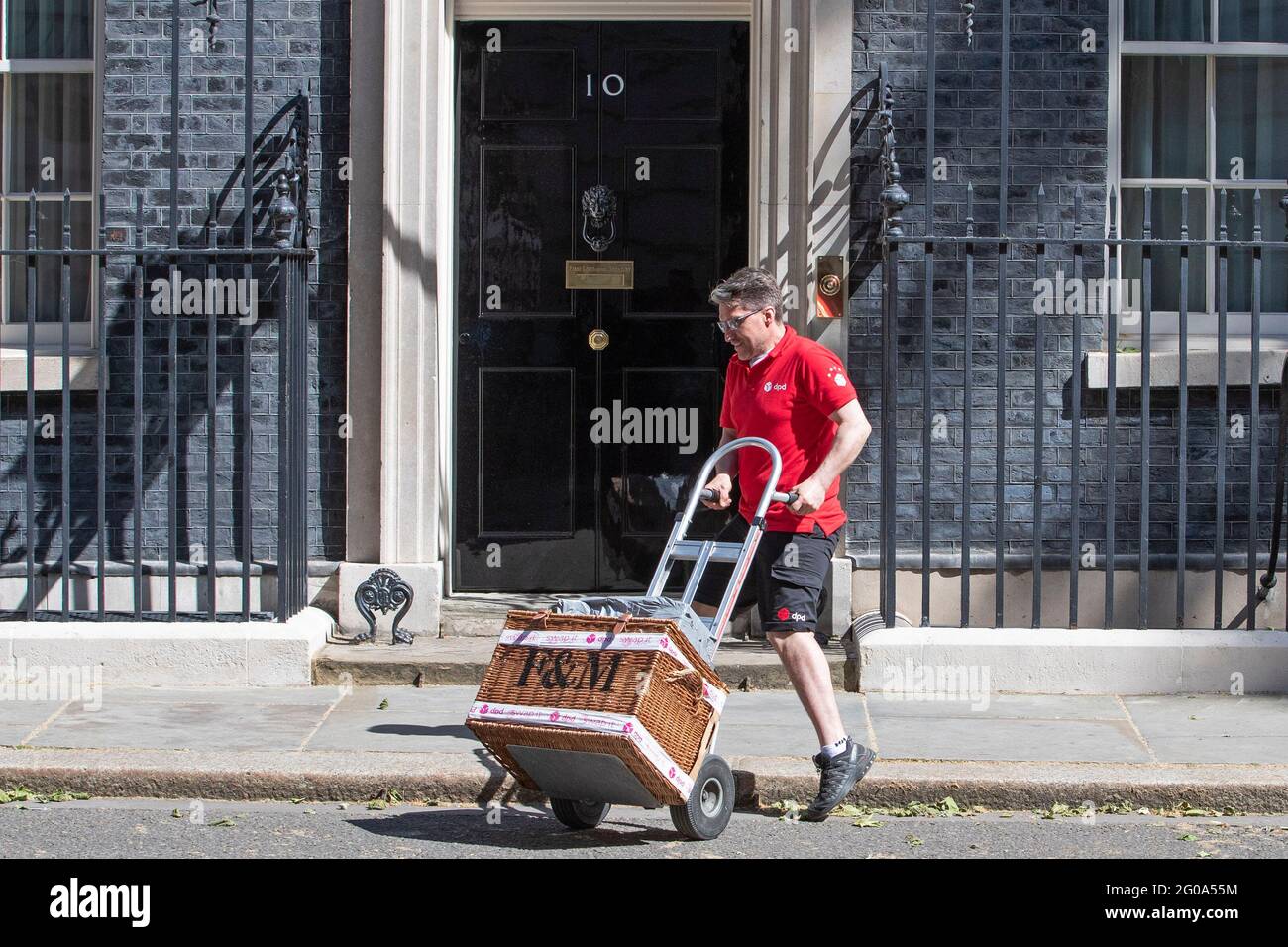 Un grande hamper Fortnum e Mason viene consegnato a Downing Street il 2 giugno 2021, pochi giorni dopo prime Minster Boris Johnson e Carrie Symonds Foto Stock