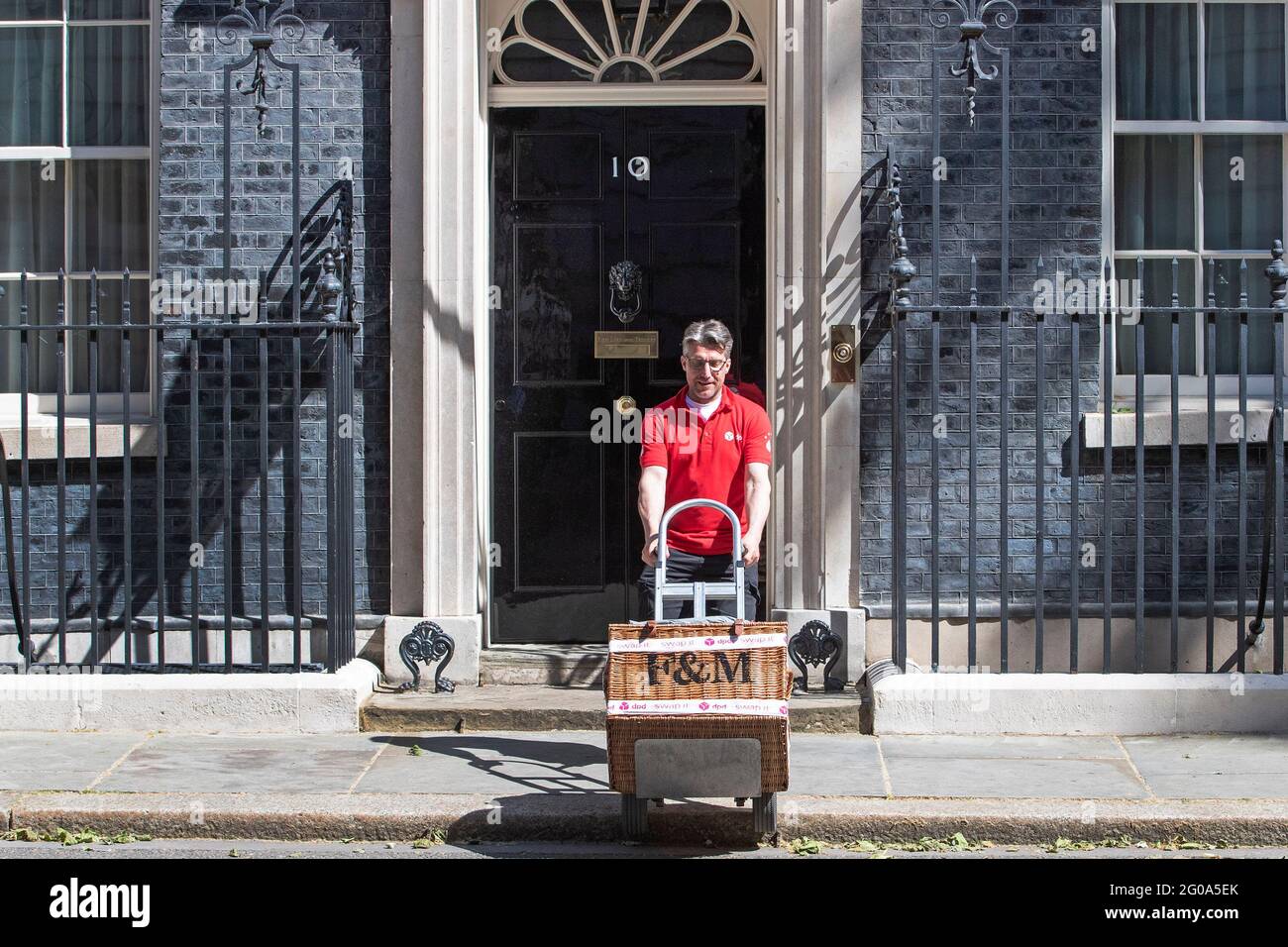 Un grande hamper Fortnum e Mason viene consegnato a Downing Street il 2 giugno 2021, pochi giorni dopo prime Minster Boris Johnson e Carrie Symonds Foto Stock
