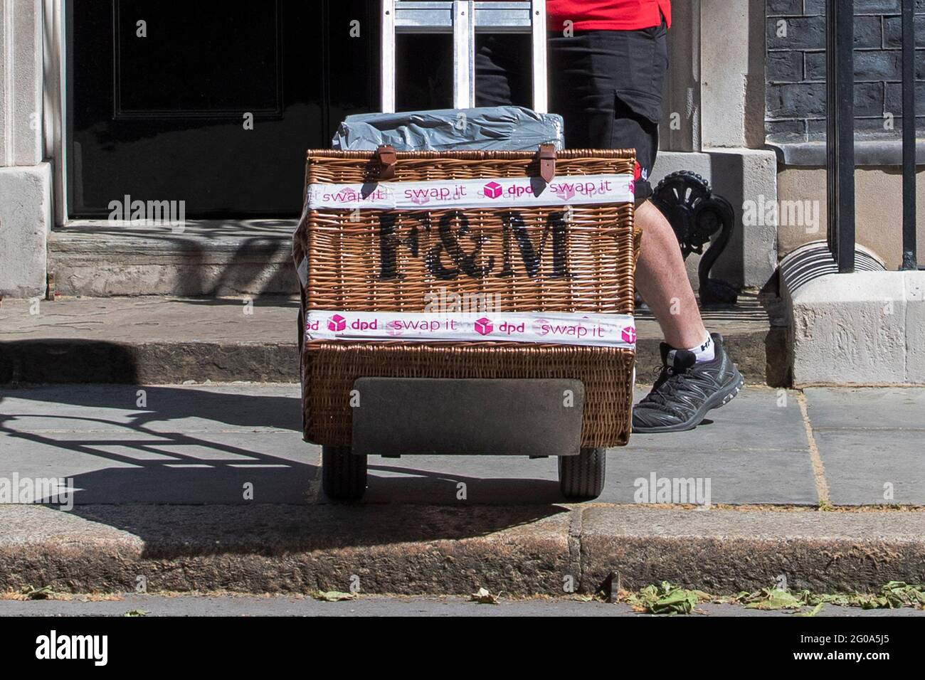 Un grande hamper Fortnum e Mason viene consegnato a Downing Street il 2 giugno 2021, pochi giorni dopo prime Minster Boris Johnson e Carrie Symonds Foto Stock