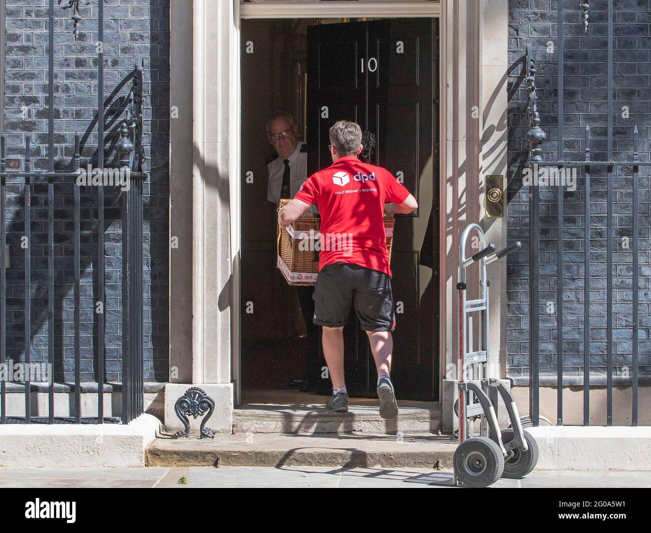 Un grande hamper Fortnum e Mason viene consegnato a Downing Street il 2 giugno 2021, pochi giorni dopo prime Minster Boris Johnson e Carrie Symonds Foto Stock