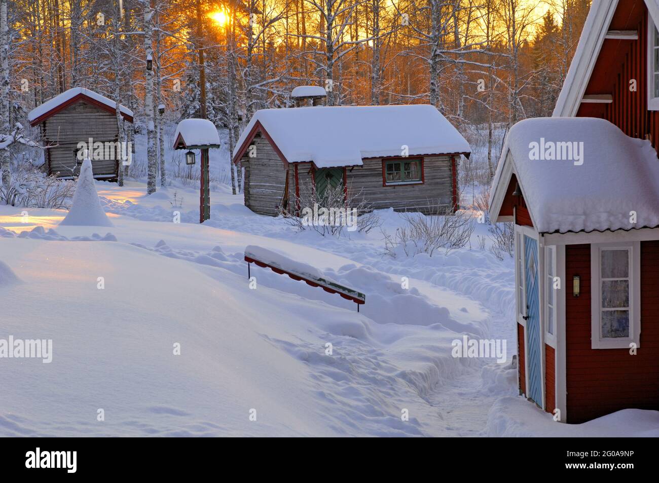 Alba dietro le case una croccante inverno-mattina a Dalarna Foto Stock