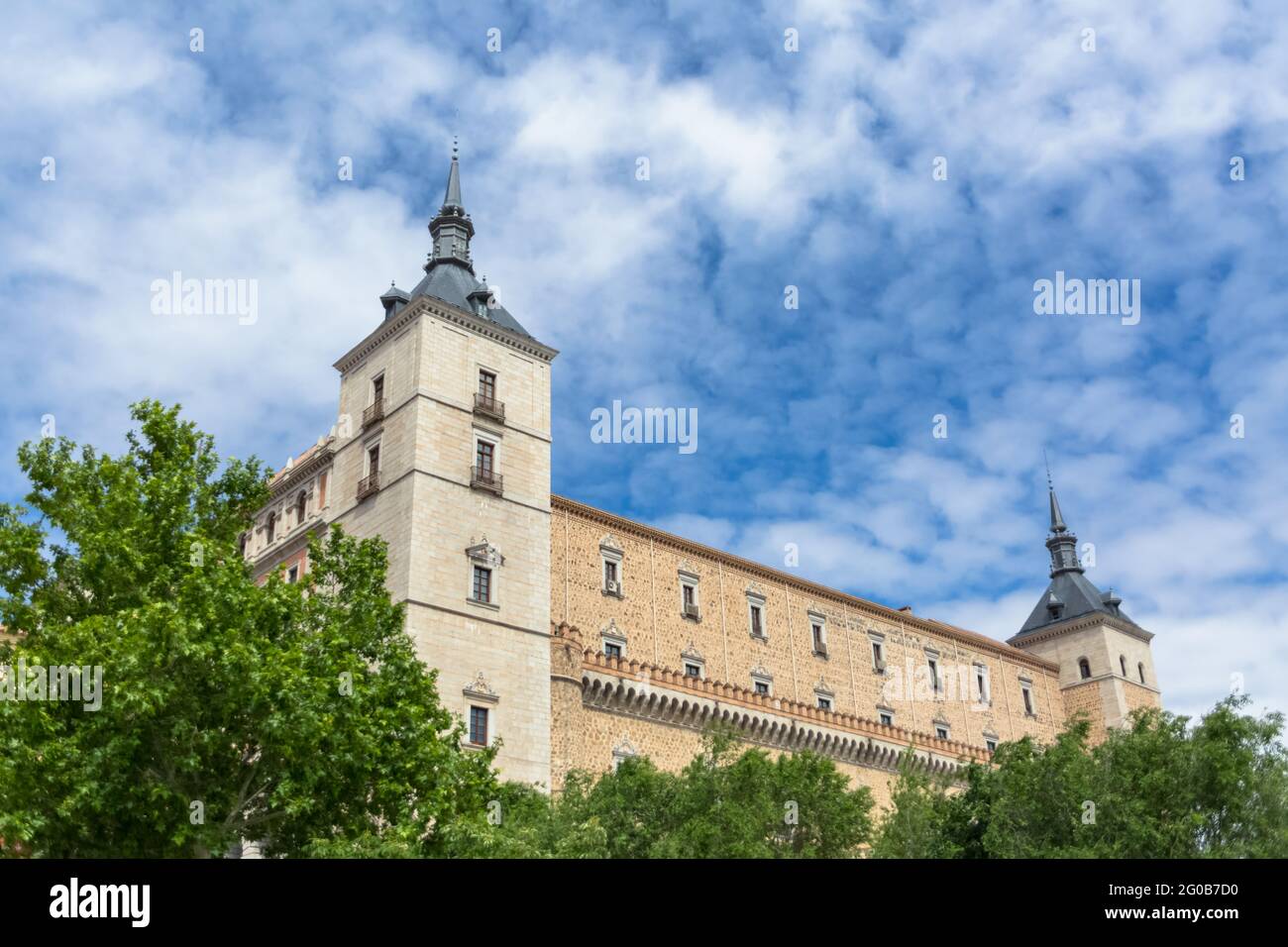 Toledo / Spagna - 05 12 2021: Vista maestosa sull'edificio rinascimentale militare della facciata principale della Alcázar di Toledo Foto Stock